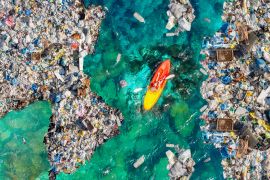 وفقًا لمؤتمر الأمم المتحدة للمحطيات في عام 2017، فإنّ أكثر من 8 ملايين طن من البلاستيك يُلقى سنويًا في المحيطات والبحار، مما يعرض الحياة البحرية والنظم البيئية للخطر. (شترستوك)