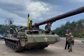 دبابة أوكرانية في منطقة خاركيف شرق أوكرانيا (الجزيرة)