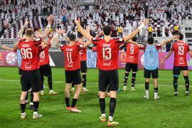 احتفال لاعبي الريان مع الجماهير بعد التأهل إلى نهائي كأس قطر (مواقع التواصل)