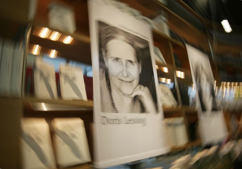 بورتريه للكاتبة الحائزة على جائزة نوبل في الآداب دوريس ليسينغ في جناح دار النشر الألمانية "هوفمان أوند كامبي" في معرض فرانكفورت للكتاب 2007