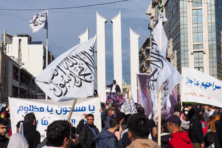 احتجاج يطالب بالإفراج عن الإسلاميين المحتجزين بسجن رومية في لبنان يوم 5 يناير/كانون الثاني 2025