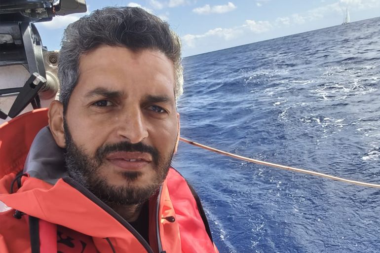ياسين لفرم مرتديا سترة النجاة تحسبا لأي هجوم إسرائيلي أو طارئ وهو على متن قارب ضمن أسطول صمود العالمي
