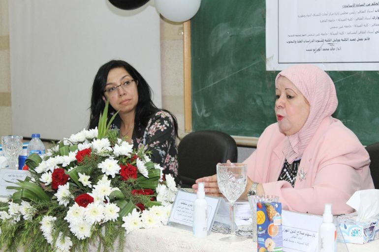 _أ.د سهام صلاح الدين الهواري تواصل الإشراف على رسائل الدكتوراة والماجستير إلى جانب عملها البحثي