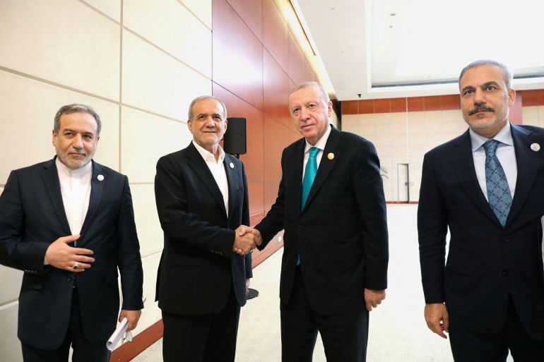 الرئيس الإيراني مسعود بزشكيان يلتقي نظيره التركي رجب طيب أردوغان على هامش قمة منظمة شنغهاي للتعاون في تيانجين، الصين، 1 سبتمبر/أيلول 2025.