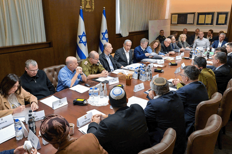 الكابينيت This handout picture released by the Israeli Government Press Office (GPO) shows Prime Minister Benjamin Netanyahu (6-L), heading a security cabinet meeting to vote on a Gaza ceasefire and hostage release deal that should take effect ton January 19, in Jerusalem on January 17, 2025. If approved, the agreement would halt fighting and bombardment in Gaza's deadliest-ever war and initiate on Sunday the release of dozens of hostages held in the territory since Hamas's October 7, 2023 attack on Israel. (Photo by Koby Gideon / GPO / AFP) / ISRAEL OUT / XGTY / === RESTRICTED TO EDITORIAL USE - MANDATORY CREDIT "AFP PHOTO / HANDOUT /GPO' - NO MARKETING NO ADVERTISING CAMPAIGNS - DISTRIBUTED AS A SERVICE TO CLIENTS ==