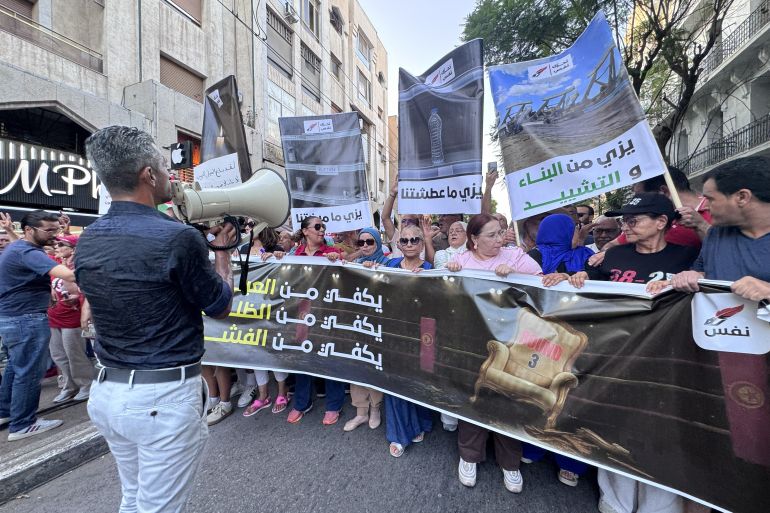 مظاهرة غاضبة بسبب تردي الخدمات وتزامنها مع عودة انقطاع الماء و الكهرباء