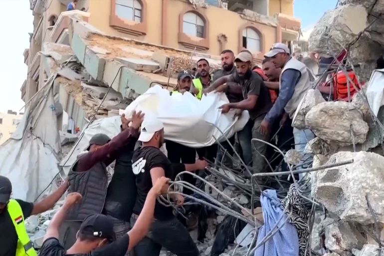 شهداء من تحت الأنقاض أخرجت جثامينهم وآخرون مفقودون ما زال ذووهم ينتظرونهم