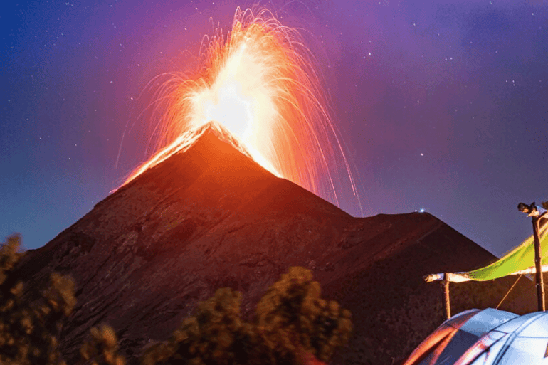 بركان اكاتينانغو acatenango المصدر: موقع tropicanahostel https://tropicanahostel.com/volcan-de-fuego-and-volcan-acatenango-unveiling-the-fiery-connection-and-mutual-influence/