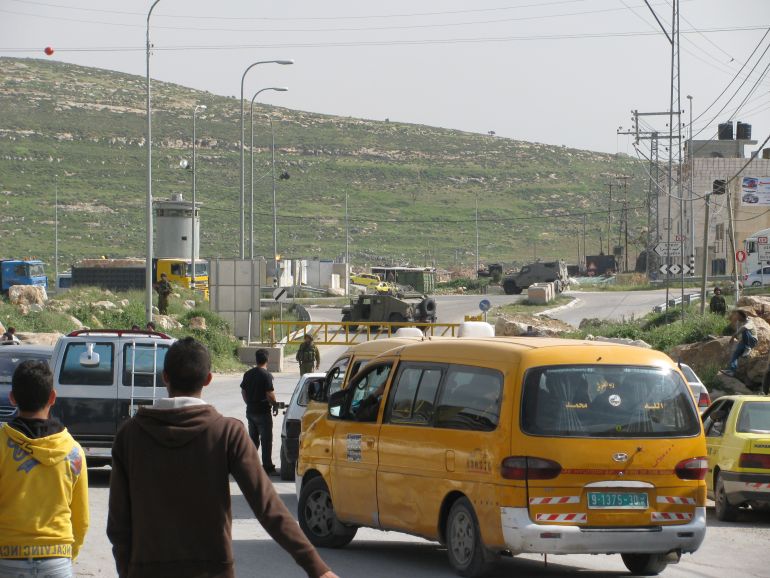 المدخل الجنوبي لمدينة الخليل منفذ حيوي لكنه بات مغلقا