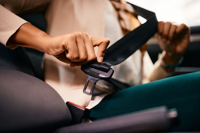تكمن أهمية الحزام في أنه يمنع اندفاع جسم الراكب إلى الأمام عند لحظة الاصطدام