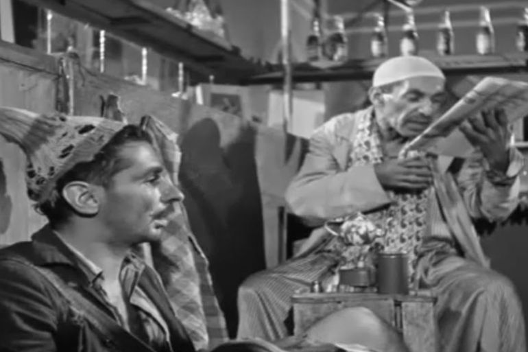 يوسف شاهين وحسن ابارودي في مشهد من فيلم "باب الحديد" @ (آي ام دي بي)