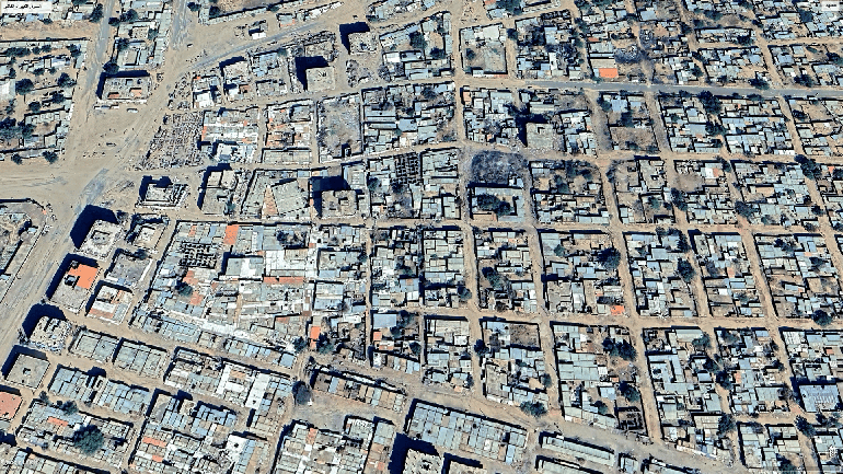 مقارنة لحالة المباني التجارية والمركبات في السوق الكبير خلال مايو/أيار 2023 ويناير/كانون الثاني 2025 (إيرباص / جوجل إيرث)