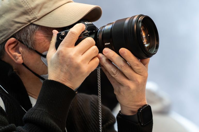يوكوهاما، اليابان - 27 فبراير: قام أحد الحضور بتجربة كاميرا رقمية بدون مرآة في جناح Nikon أثناء عرض CP+ (CP Plus) 2025 في 27 فبراير 2025 في يوكوهاما باليابان. يُقام أحد أكبر المعارض التجارية في العالم لمنتجات الكاميرات والعدسات والتصوير حتى الثاني من مارس. (تصوير توموهيرو أوسومي/غيتي إيماجز)
