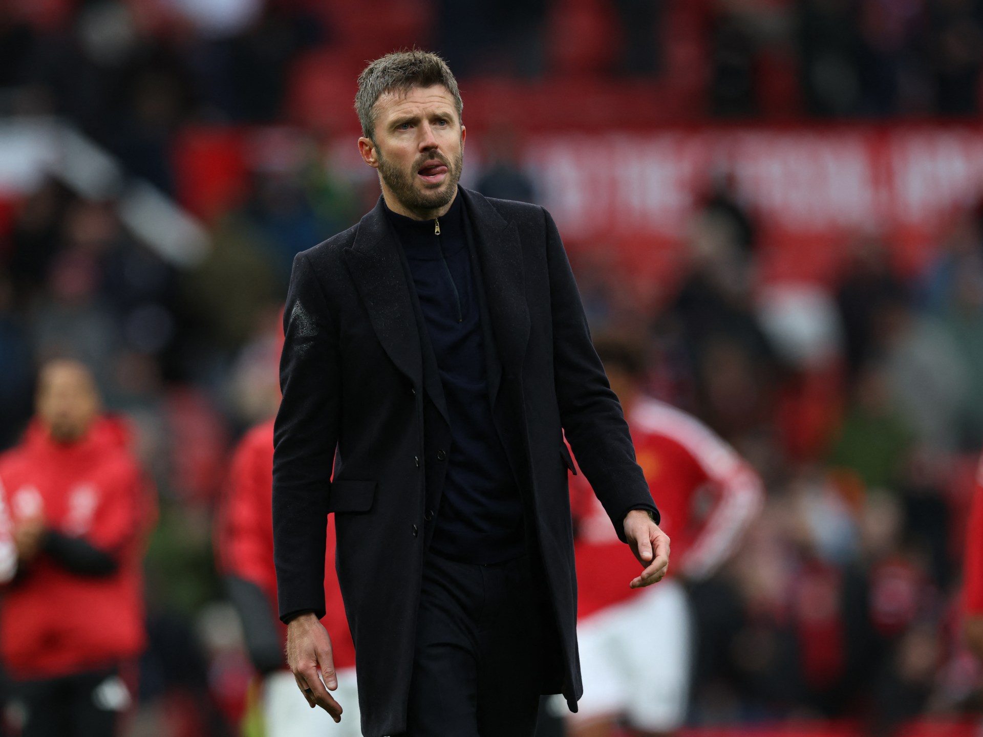 غاري نيفيل يفتح النار على لاعبي مانشستر يونايتد: نفوذهم دمر المدربين وكاريك 