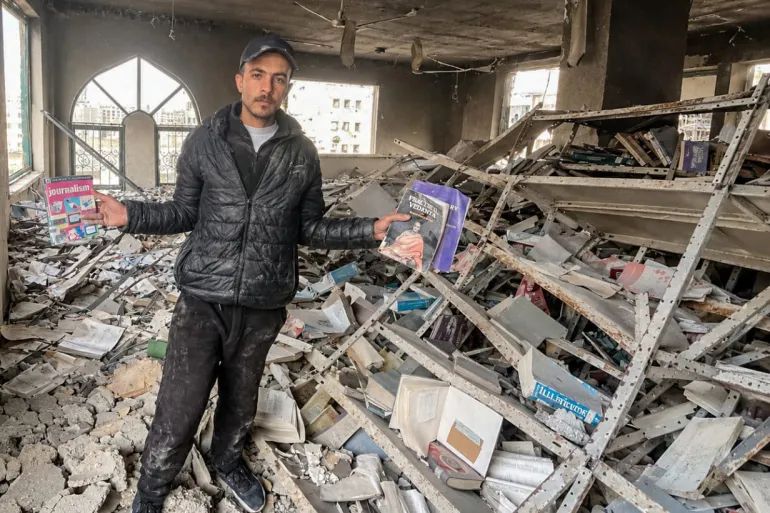 عمر حمد ينقذ كتباً من مكتبة الجامعة الإسلامية في غزة