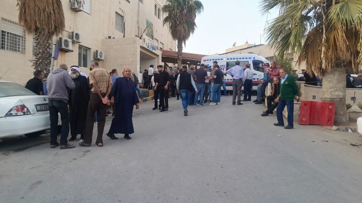أهالي القتلى والجرحى أمام مستشفى الكرك العسكري جنوب الأردن