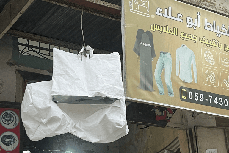 صورة 1 حقائب الشوادر معروضة للبيع على واجهة محل الخياط معين شحبير حقائب من شظايا الخيام.. حين يغزل خياطو غزة الأمل من الشوادر المهترئة
