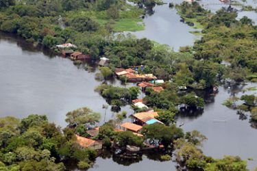epa01260623 Aerial view of the floods prompted by a climate phenomenon referred to as 'La Nina' near Santa Ana, in the Bolivian state of Beni, Bolivia on 19 February 2008. Beni and Santa Cruz are the regions that are