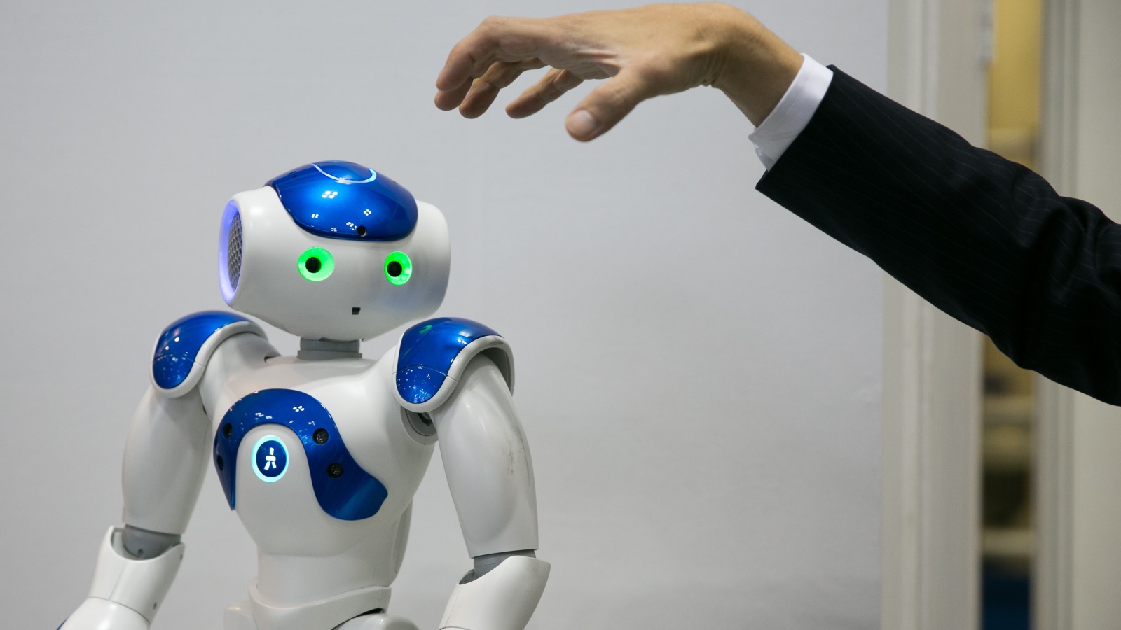 ‪الذكاء الاصطناعي  يمكن أن يغذي الفجوة بين البلدان والشركات والعمال‬ (الأوروبية)
