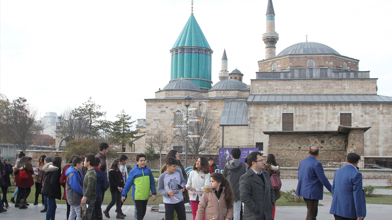 ‪الزوار يتوفدون بشكل مستمر على متحف جلال الدين الرومي بتركيا وخاصة بمناسبة إحياء ذكرى رحيله‬ (الجزيرة)