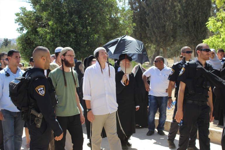 المسجد الأقصى القدس المحتلة مجموعة من المستوطنين المتطرفين أثناء جولة اقتحام للأقصى بحماية شرطة الاحتلال(الجزيرة نت)