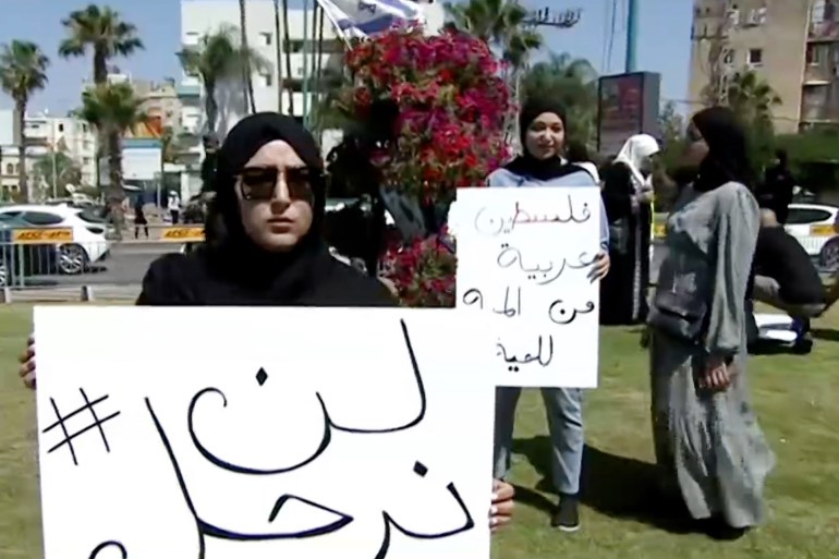 تظاهرت عائلة الشهيد الفلسطيني، موسى حسونة، من مدينة اللد أمام المحكمة المركزية في المدينة. في الساعة