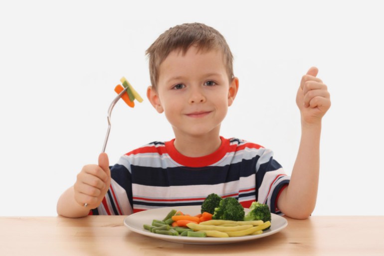 1الحرص على الأكل الصحي للطفل وتناوله الأطعمة المغذية المفيدة له في مرحلة الامتحانات- (مواقع التواصل).