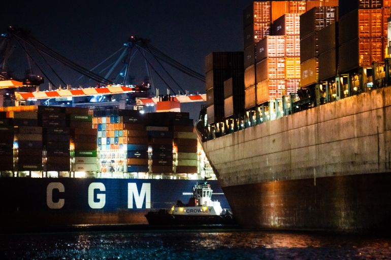 حاويات الشحن مكدسة على متن السفن في ميناء لوس أنجلوس.(نيويورك تايمز)