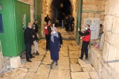 توافد المصلين على المسجد الأقصى خلال جائحة كورونا وفي يسار الصورة يظهر حراس المسجد الأقصى وفي خلفيتها الشرطة الإسرائيلية المتمركزة على الأبواب (الجزيرة)