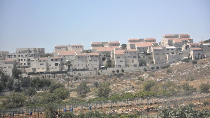توسيع المستوطنات بالضفة على حساب الأراضي الزراعية للفلسطينيين في الصورة مستوطنة كريات أربع في محافظة الخليل.