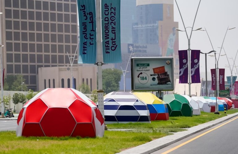 كورنيس الدوحة يتزين بمجسمات لأعلام الدول المشاركة في المونديال (الجزيرة )