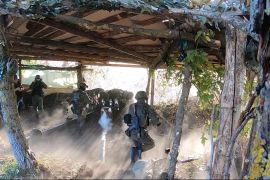 لقطة من فيديو نشرته وزارة الدفاع الروسية لجنودها أثناء قصفهم مواقع أوكرانية في محيط كوبيانسك في مقاطعة خاركيف (الفرنسية)