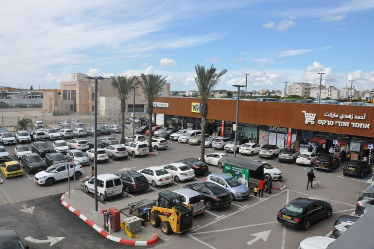 مراكز التسوق بالداخل الفلسطيني تتنافس لجذب المتسوقين في رمضان. (الجزيرة)