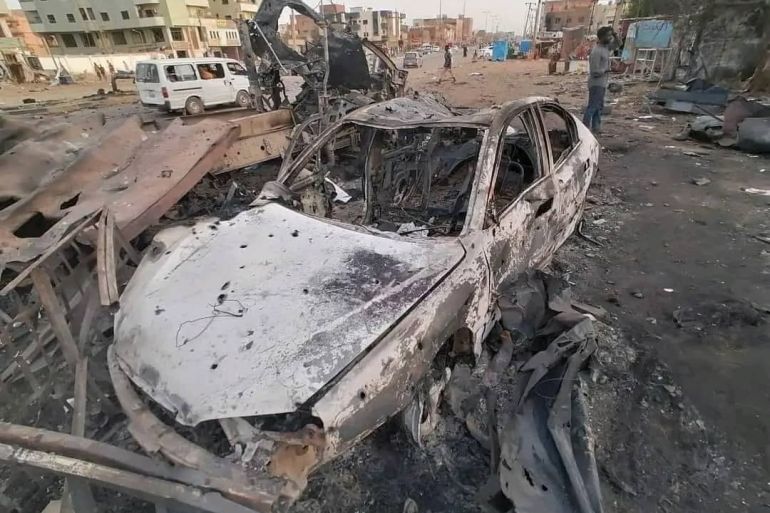 شوارع الخرطوم بحري تكتظ بالسيارات والمباني المدمرة جراء القتال